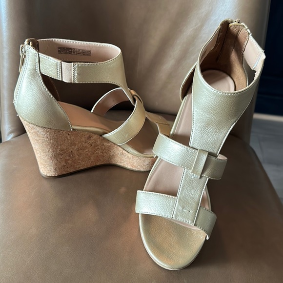UGG Whitney wedge metallic sandals - Picture 2 of 6